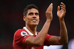 HLV Ten Hag: Varane là thủ lĩnh ở hàng thủ MU