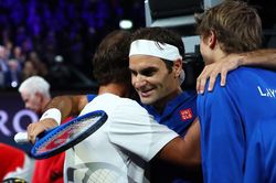 Roger Federer giải nghệ: 'Tàu tốc hành' vĩ đại như thế nào?