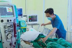 Tiếp tục tăng bệnh nhân Covid nặng, hơn 50% thở máy, thầy thuốc quay cuồng trực chiến
