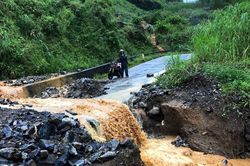 Mưa lớn trong nhiều giờ tại Hà Giang làm hàng chục ngôi nhà bị đổ sập