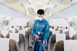Nhân viên vệ sinh máy bay trả lại gần 2,4 tỷ đồng nhặt được của khách