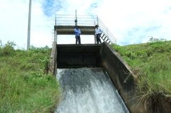 Lũ về nhiều, các hồ thủy lợi xả hết công suất