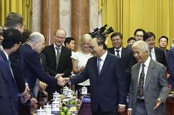 Hình ảnh Chủ tịch nước Nguyễn Xuân Phúc tiếp một số nhà khoa học đoạt giải Nobel