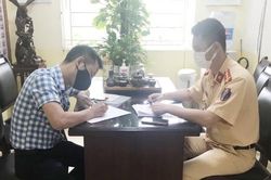 Phạt 2,5 triệu, tước bằng lái của tài xế ô tô chèn xe khác, gây ùn tắc ở Hà Nội