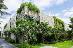 Tòa nhà có mặt tiền gây ấn tượng vì không tốn một viên gạch
