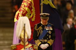 Vua Charles III đứng gác bên linh cữu nữ hoàng