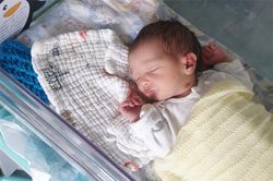 Em bé bị tổn thương nghiêm trọng khi người khác ôm hôn