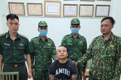 Bộ đội Biên phòng thu giữ 2 khẩu súng ngắn và 25 viên đạn của đối tượng nhập cảnh