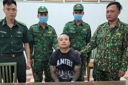 Long An: Bộ đội biên phòng bắt đối tượng nhập cảnh mang theo 2 khẩu súng ngắn và 25 viên đạn