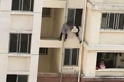 Thót tim cảnh người đàn ông 63 tuổi leo lên tầng 4 cứu người mắc kẹt