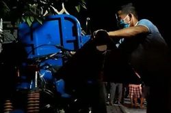 Xe ba gác lao lên vỉa hè khiến 3 người thương vong