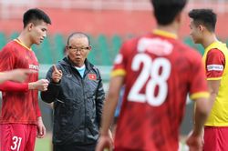 HLV Park Hang Seo 'gắt', tuyển thủ Việt Nam vẫn hứng khởi