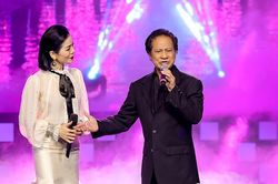 'Ông hoàng nhạc sến' Chế Linh: Tuổi 80 khoe giọng như thuở tráng niên, fan vây kín