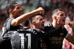 Tân binh Vieira lập 'siêu phẩm', Arsenal đòi lại ngôi đầu Ngoại hạng Anh