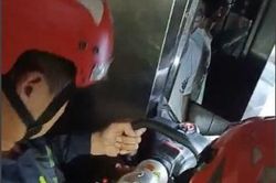Giải cứu 2 người bị mắc kẹt thang máy giữa đêm khuya