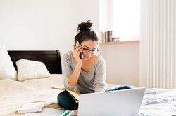 Vì sao 2/3 giới trẻ Anh thích làm việc tại nhà?