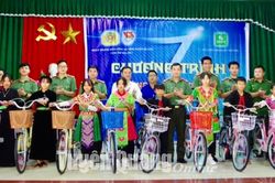 Chương trình tình nguyện 'Cùng em đến trường' tại xã Xuân Lập
