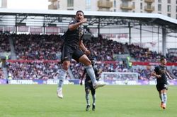 Thể thao Thể thao Thắng dễ Brentford, Pháo thủ đòi lại ngôi đầu