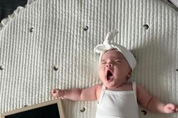 Phạm Quỳnh Anh lần đầu khoe ảnh cận mặt của 'công chúa út', netizen phát hiện điều đặc biệt
