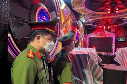 Đột kích cơ sở kinh doanh karaoke tại phố Phúc Tân, phát hiện nhiều vi phạm