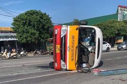 Xe buýt va chạm với container khiến 9 người bị thương ở Hà Tĩnh
