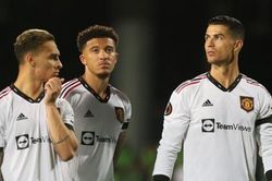 Mười hai cầu thủ, thành viên Man Utd ngộ độc thực phẩm không nghiêm trọng