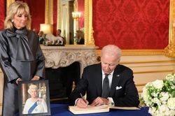 Hình ảnh Tổng thống Mỹ Joe Biden và vợ tỏ lòng kính trọng trước linh cữu của cố Nữ hoàng Anh Elizabeth II