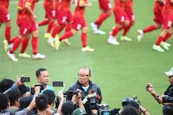 Ông Park nổi nóng và khoảng tối sau hậu trường
