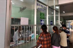 Bệnh viện, bệnh nhân phấp phỏng chờ thuốc điều trị, vật tư y tế