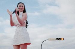 Đang biểu diễn, Đông Nhi có phản ứng gây chú ý khi thấy khán giả 'bắn rap' thay cho mình?