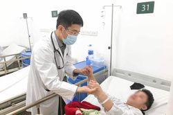 Chủ nhà hàng mới hơn 30 tuổi đột quỵ vì ngày nào cũng uống rượu tiếp khách