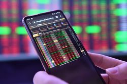 VN-Index hồi phục mạnh, nhóm Louis vẫn nằm sàn