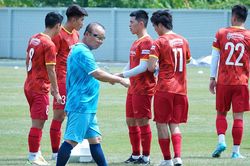 HLV Park Hang Seo 'siết chặt' học trò