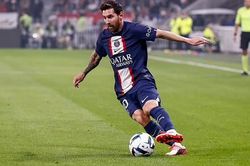 CĐV tung hô Messi là 'không thể ngăn cản' sau chiến thắng trước Lyon