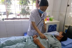Cứu sống bệnh nhân nguy kịch do ong vò vẽ đốt 70 nốt