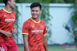 Quang Hải 'tám chuyện' Thành Chung trên sân tập tuyển Việt Nam