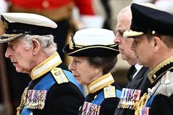 Chùm ảnh: Khoảnh khắc xúc động của Hoàng gia Anh khi tiễn đưa Nữ hoàng Elizabeth II