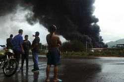 Venezuela: Sét đánh trúng nhà máy lọc dầu
