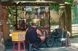 Anh Tây được 'tắm trong bánh mì' khi để lại quà lưu niệm đáng yêu cho chủ quán