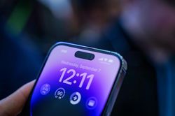 iPhone 14 vẫn sạc chậm hơn đối thủ