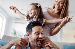 10 cách giúp trẻ gắn bó với cha mẹ