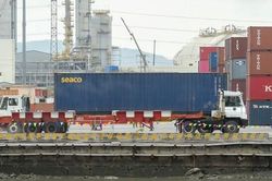 Nợ thuế gần 100 tỷ đồng, một doanh nghiệp bị cưỡng chế hàng hóa
