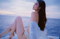 'Gái một con' Đông Nhi thả dáng với bikini trên du thuyền khiến netizen 'mòn con mắt'