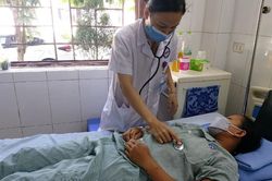 Cô gái 28 tuổi bị ong vò vẽ đốt trên 70 nốt nguy kịch, được cứu sống ngoạn mục
