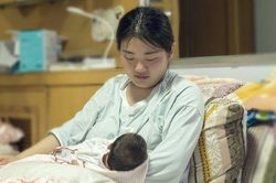 Đến bệnh viện thăm chị gái, thấy hộp cơm trên bàn mà tôi xót xa