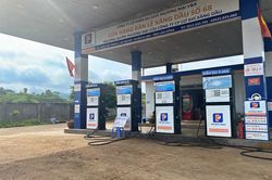Nhiều cửa hàng xăng dầu treo biển hết xăng, không bán hàng