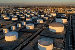 Giá dầu thô 21/9: Chịu áp lực giảm trước lo ngại FED sẽ tiếp tục tăng mạnh lãi suất