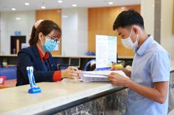 Thống đốc NHNN yêu cầu xử lý nghiêm trường hợp ép khách mua bảo hiểm
