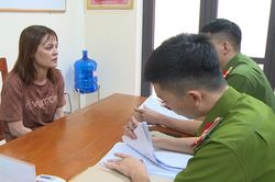 Say rượu, người phụ nữ rút dép đánh vào mặt cán bộ Công an