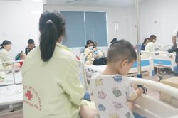 Hà Nội: Số trẻ viêm đường hô hấp nhập viện tăng vọt, lo ngại sau dịch cúm là dịch adeno